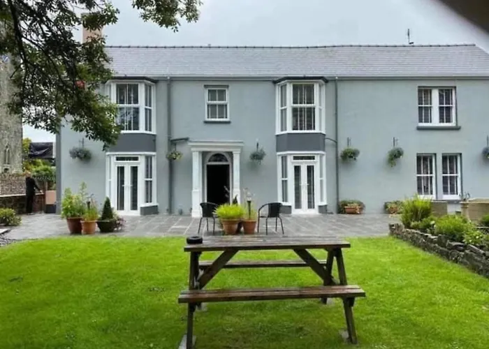 Oyo Lamphey Hall Hotel