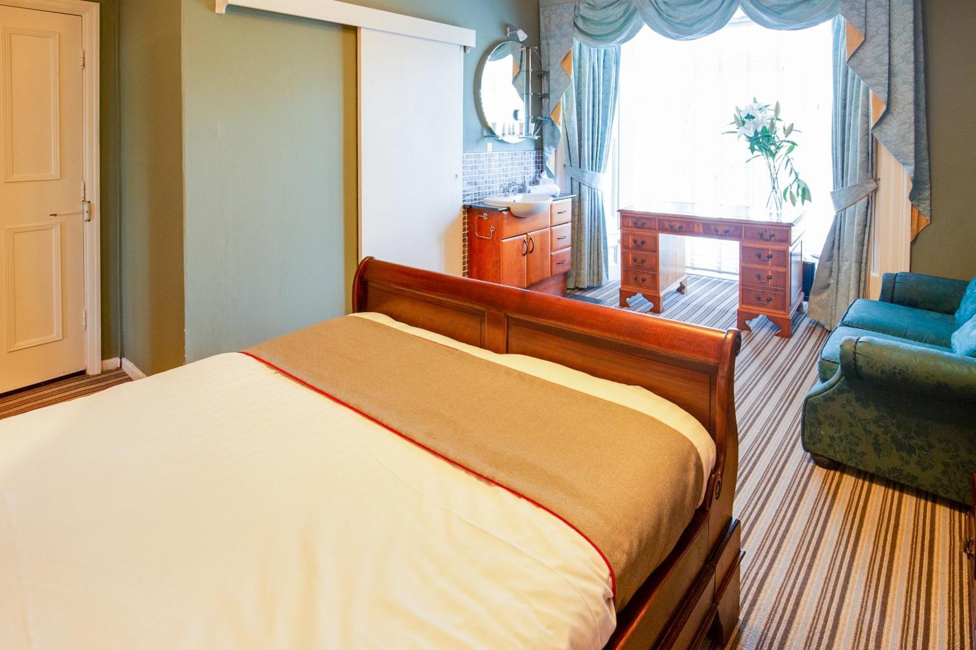 Hotel Oyo Lamphey Hall